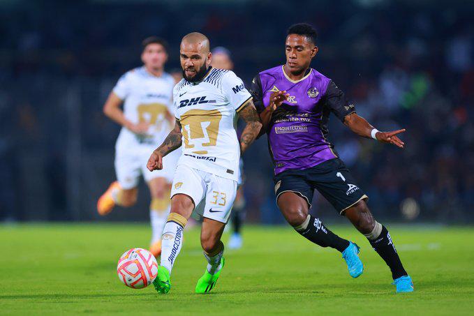 Así fue el debut de Dani Alves con los Pumas en la Liga MX: Su primer “Goya”, estadio lleno y asistencia de gol