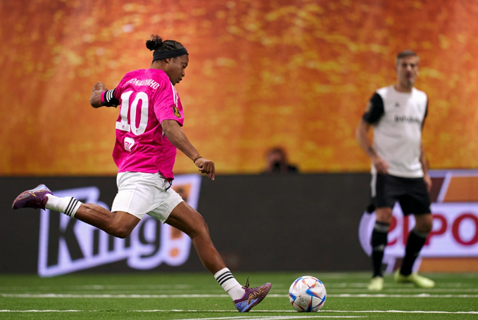 Al descubierto: el increíble salario que cobra Ronaldinho por partido en la Kings League y su cláusula con Piqué