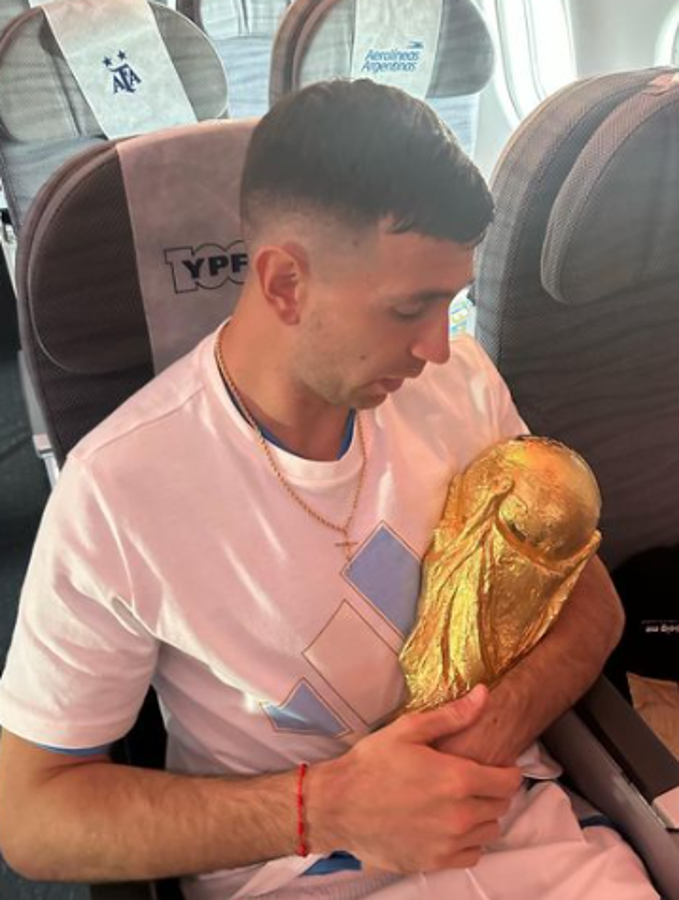 Lo que se vive dentro del avión: así viajan los jugadores de Argentina de vuelta a su país con la Copa del Mundo tras vencer a Francia