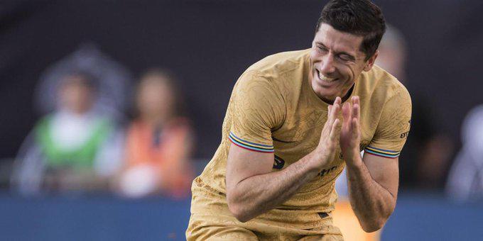 NO SE VIO EN TV: El altercado por la camisa de Piqué, Depay se rehúsa a irse y los hondureños fieles al Barcelona