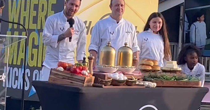 Vestido de cocinero y hasta presentó el menú: Messi sorprende con su nueva faceta de chef en Inter de Miami y los niños no lo podían creer