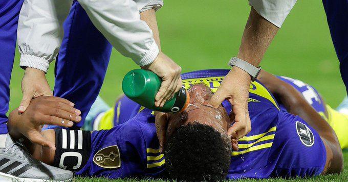 Patadón en el rostro y zafarrancho en La Bombonera: la brutal agresión en la cara a futbolista de Boca Juniors