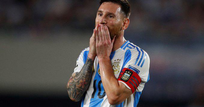 El motivo por el que Messi no se llevó la pelota tras el hattrick con Argentina: quién la tiene y el mensaje de Antonela