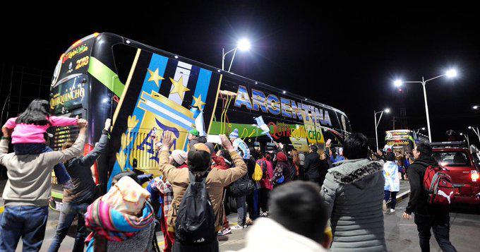 El enorme gesto de Messi en su llegada a La Paz, jugadores con tubos de oxígeno y la bronca que se armó en Bolivia