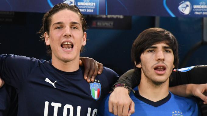 Zaniolo y Tonali son investigados por participar en apuestas ilegales y tuvieron que dejar la concentración.