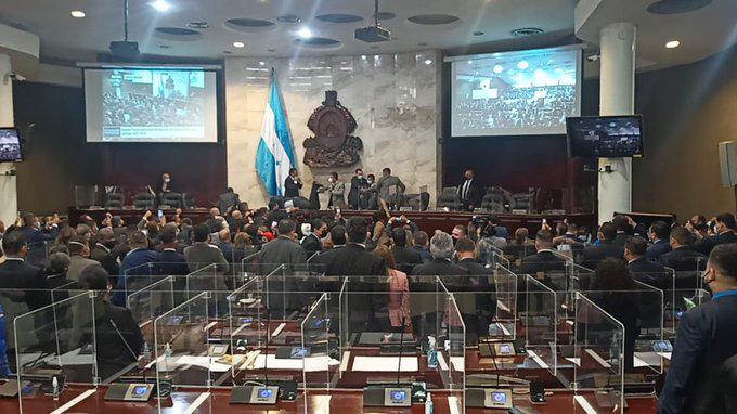 Las fotos del zafarrancho: Patadas y manotazos en el Congreso Nacional; exfutbolista Osman Chávez impuso respeto