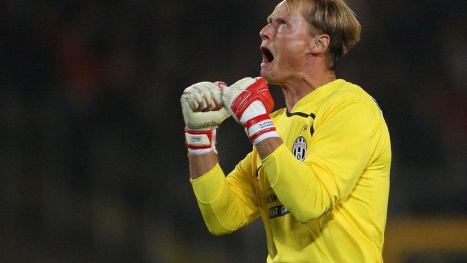 ¡Así quedó el auto! La sensible muerte de futbolista que chocó contra un tren: jugó en Juventus y Buffon le deja duro mensaje