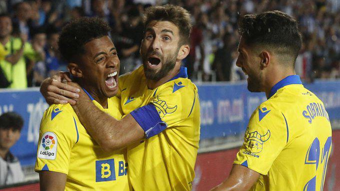 Pone en alto la bandera de Honduras y le dan tremendo beso: Así celebró el Choco Lozano la salvación del Cádiz en la Liga Española
