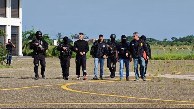 Capturan a uno de los narco-futbolistas más buscados por la DEA: polémica imágen con Pablo Escobar y los lujos que tenía