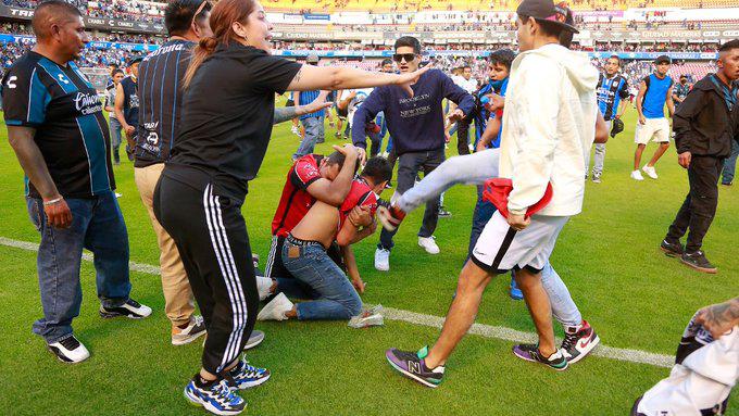 Tragedia en México: Así fue la impactante pelea entre barras de Querétaro y Atlas que dejó más de 17 muertos