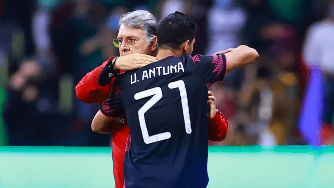 FOTOS: Abrazo eterno de Keylor Navas al nuevo “crack”, homenaje al Perro Bermúdez en el México-El Salvador y reconocimiento en Panamá