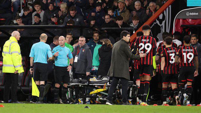 ¡Terrorífico momento! Así se desplomó jugador de la Premier League y esto dicta el parte médico (FOTOS)