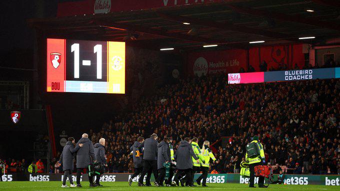 ¡Terrorífico momento! Así se desplomó jugador de la Premier League y esto dicta el parte médico (FOTOS)