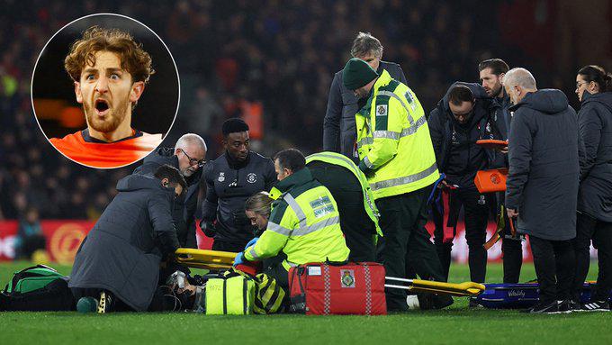 ¡Terrorífico momento! Así se desplomó jugador de la Premier League y esto dicta el parte médico (FOTOS)