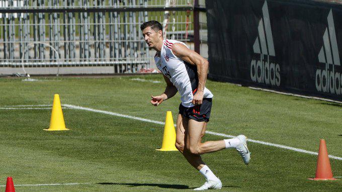 Así fue la despedida de Lewandowski del Bayern Munich: Emotivo abrazo con Müller y la reacción de la afición