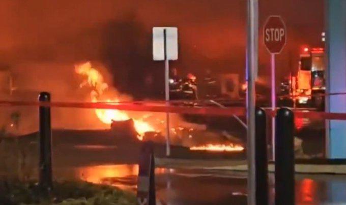 ¡Nueva tragedia! Un avión cae en zona residencial en Filadelfia, se reportan casas quemadas y varios muertos