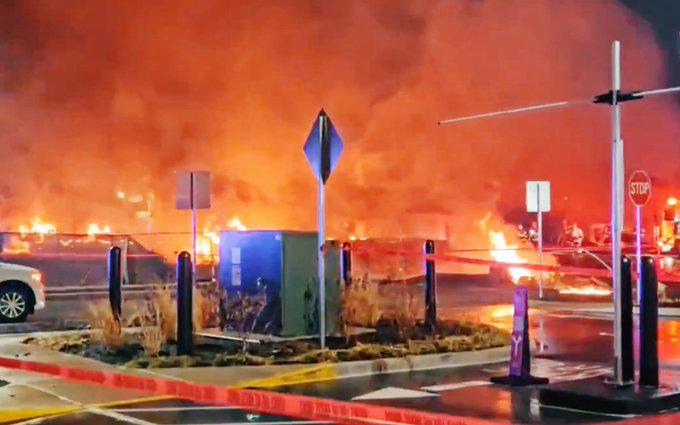 ¡Nueva tragedia! Un avión cae en zona residencial en Filadelfia, se reportan casas quemadas y varios muertos