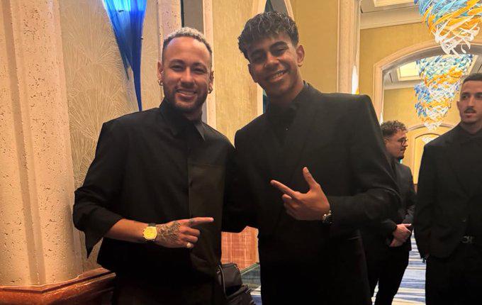Lamine Yamal junto con Neymar en la gala de los Globe Soccer Awards.