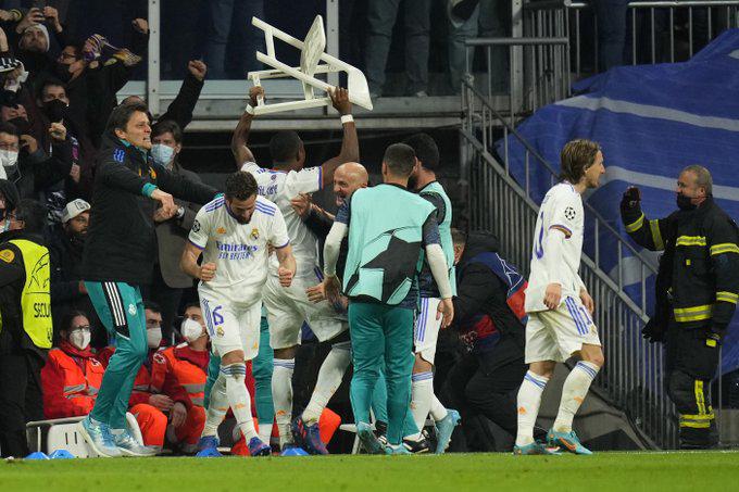 No se vio en TV: Alaba y su indirecta al PSG, el festejo en camerinos y crack celebró en las afueras del Bernabéu