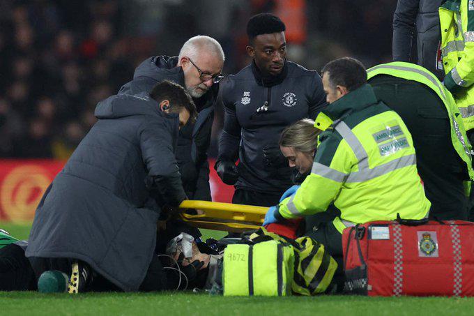 ¡Terrorífico momento! Así se desplomó jugador de la Premier League y esto dicta el parte médico (FOTOS)