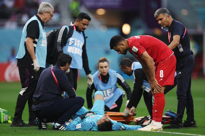 FOTOS: Portero de Irán se fue en camilla luego de recibir terrible golpe de su propio compañero en el Mundial de Qatar 2022