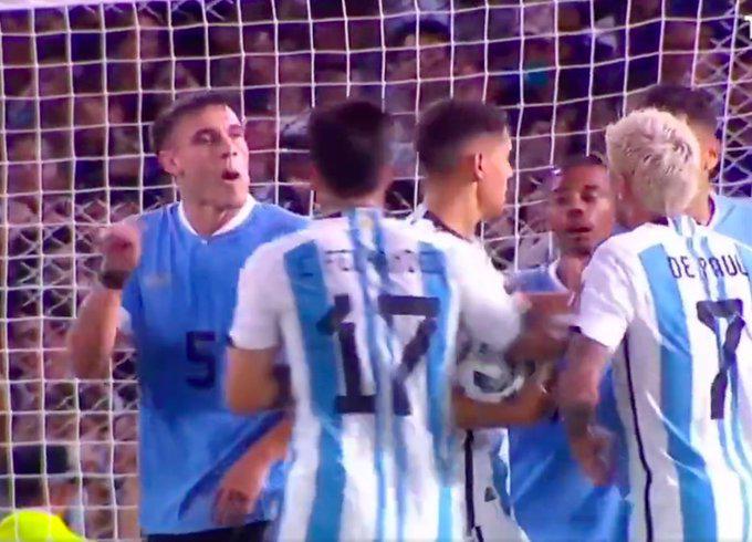La bronca de Messi ante Uruguay, lo que dijo Ugarte a De Paul y el beso a Luis Suárez tras la victoria ante Argentina