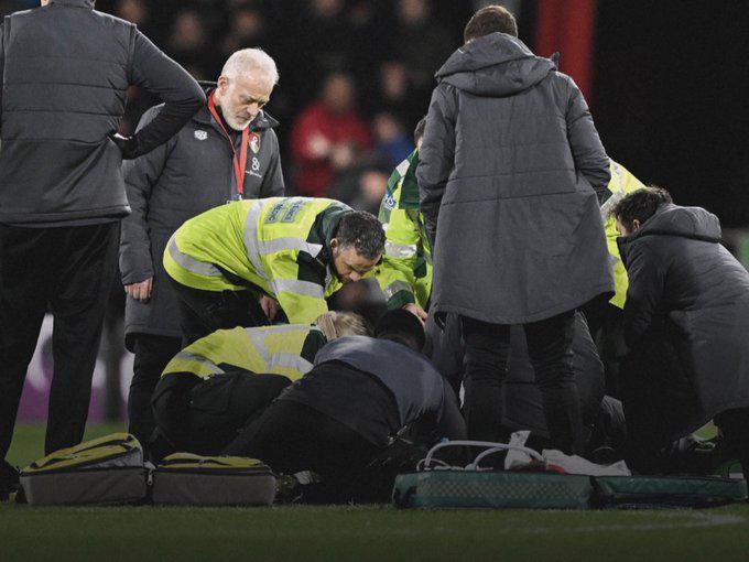 ¡Terrorífico momento! Así se desplomó jugador de la Premier League y esto dicta el parte médico (FOTOS)