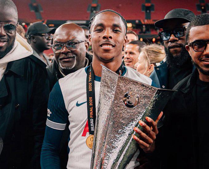 Renueva con el Real Madrid con una cláusula de 1,000 millones, filtran fichaje del Barcelona sin ser oficial y golpe para Cristiano