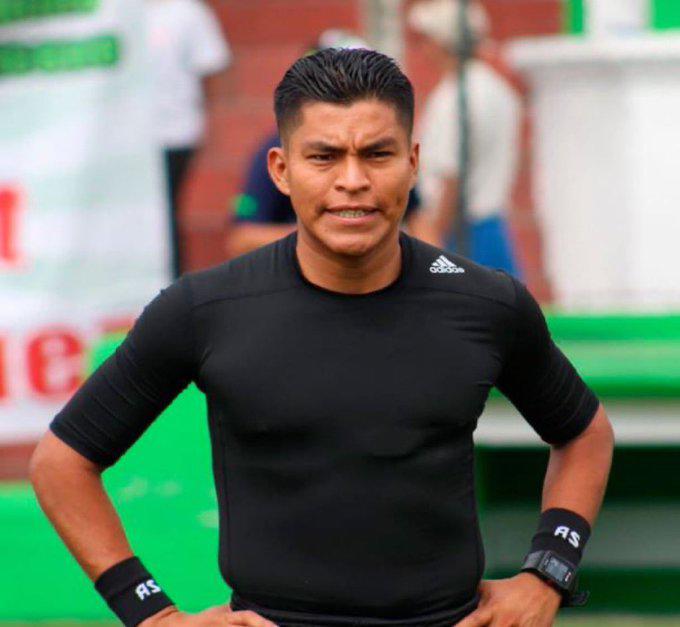 ¿Qué pasó con él? Fuertes imágenes del árbitro guatemalteco que se desplomó en el Perú-Canadá de la Copa América