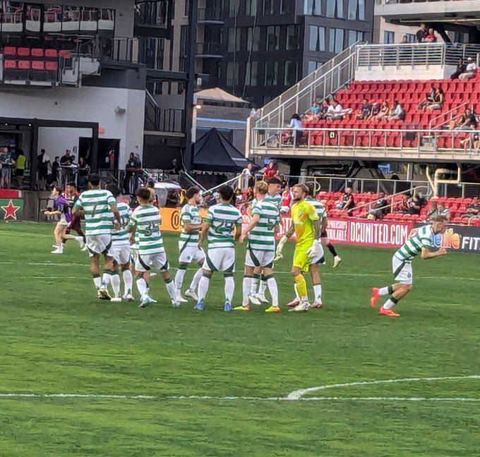 Luis Palma es sorprendido por  hondureños en el duelo entre Celtic vs DC United en Estados Unidos
