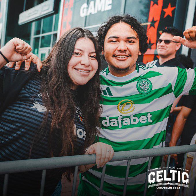 Luis Palma es sorprendido por  hondureños en el duelo entre Celtic vs DC United en Estados Unidos