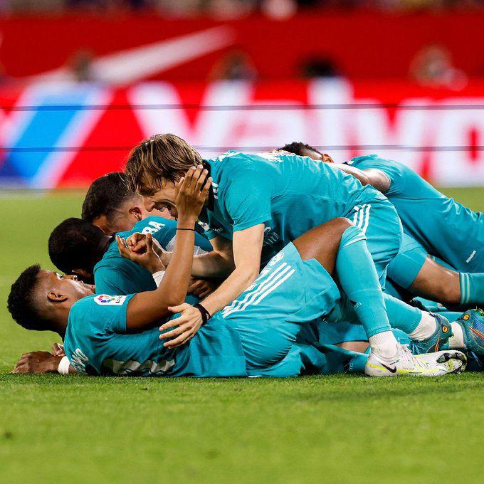 Las fotos de la increíble remontada del Real Madrid: Alaba celebra con otra silla y la bronca de Vinicius