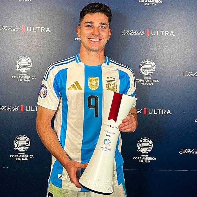 El gesto de Messi con Alphonso Davies y la marca de Julián Álvarez en su cuello; el “beso de la suerte” para la Copa América