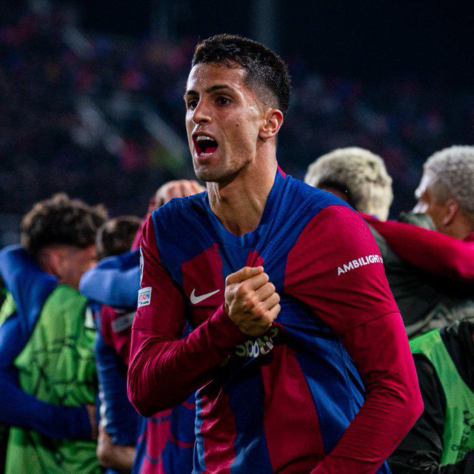 La eufórica celebración del Barcelona y Xavi por volver a cuartos de la Champions y el corte que sufrió Ronald Araújo