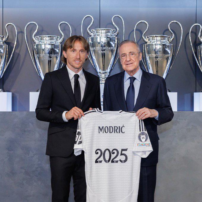 Modric posando con Florentino Pérez tras renovar hasta 2025 con Real Madrid.