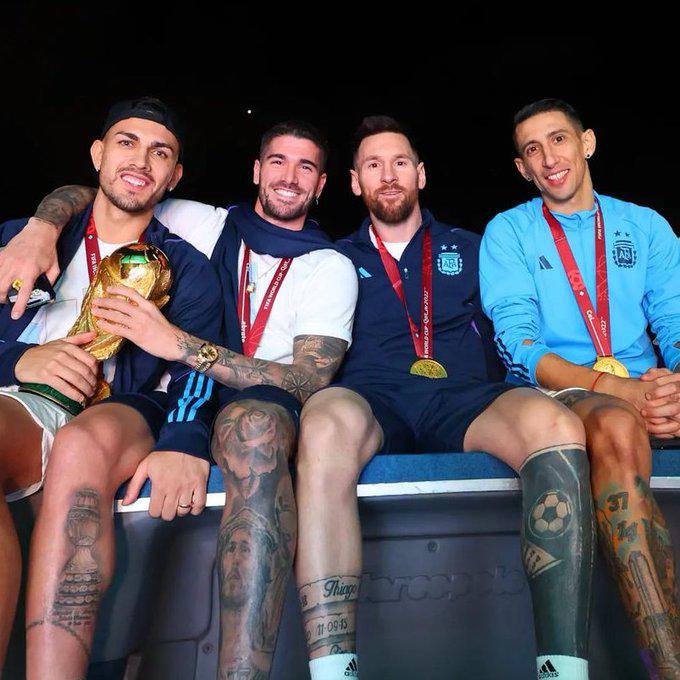 La copa está en casa: El espectacular recibimiento en Argentina a Messi y los campeones del Mundo