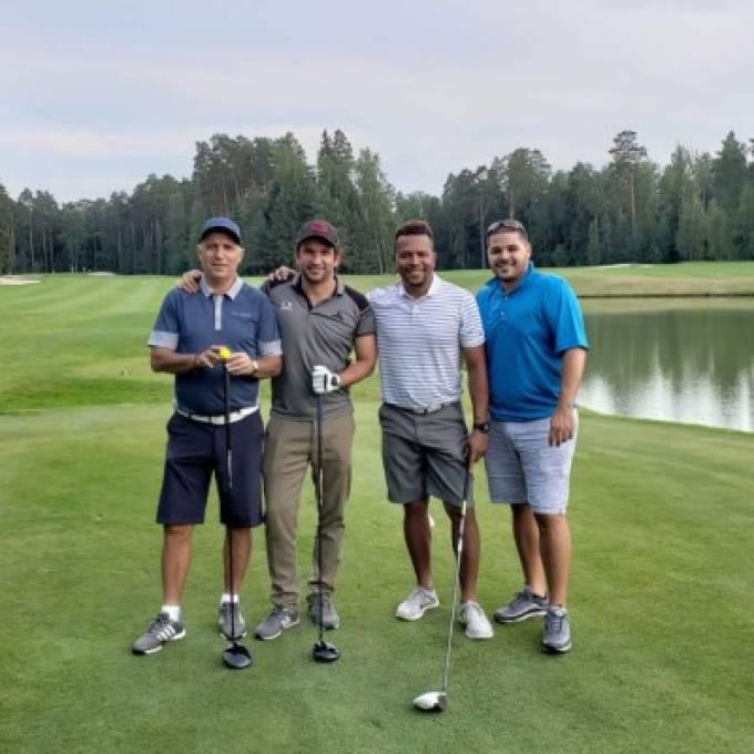 Carlos Pavón, Hristo Stoichkov y Donald Trump se la pasan de maravilla en un mano a mano jugando al golf