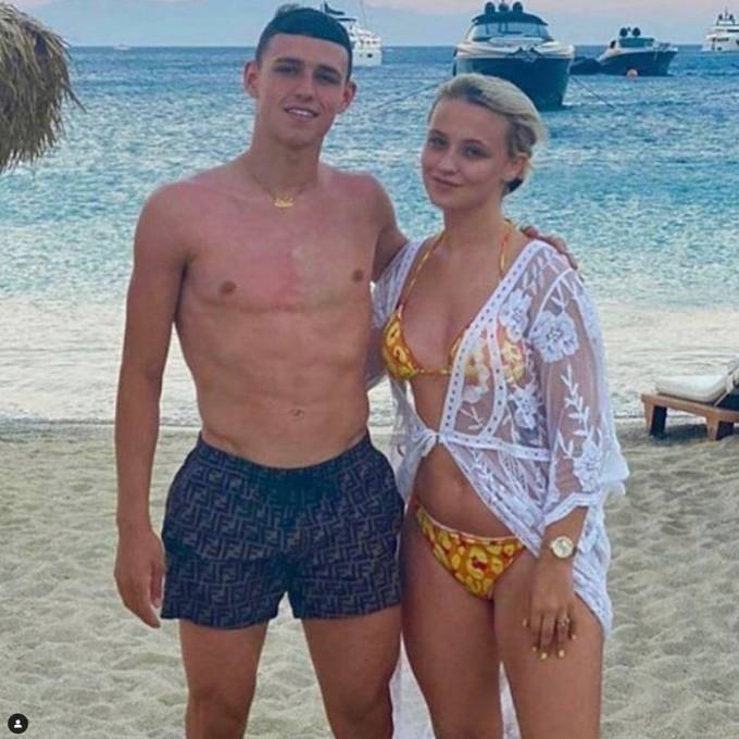 Le revisó el celular y explotó: crack del Manchester City es expulsado de un club de playa tras pelearse con su novia