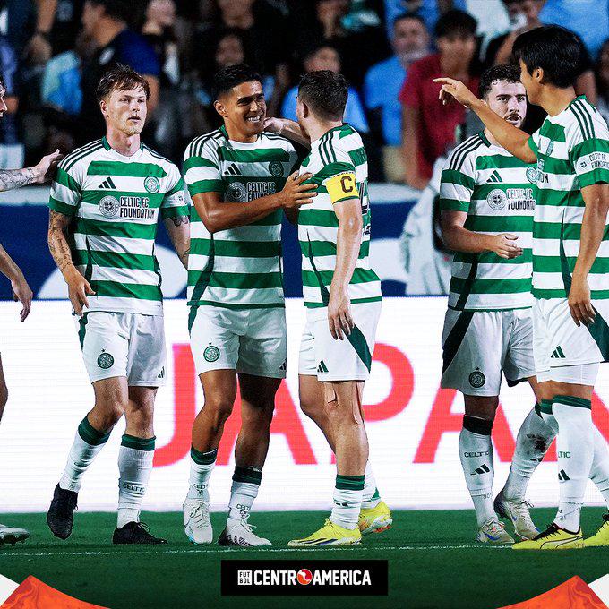 Amado Guevara sorprende a Luis Palma y Brendan Rodgers en la concentración del Celtic tras vencer al Manchester City