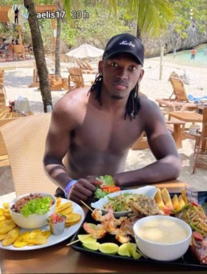 ¡Nadando con delfines! Así disfruta Alberth Elis en Roatán antes de sumarse a la Selección de Honduras