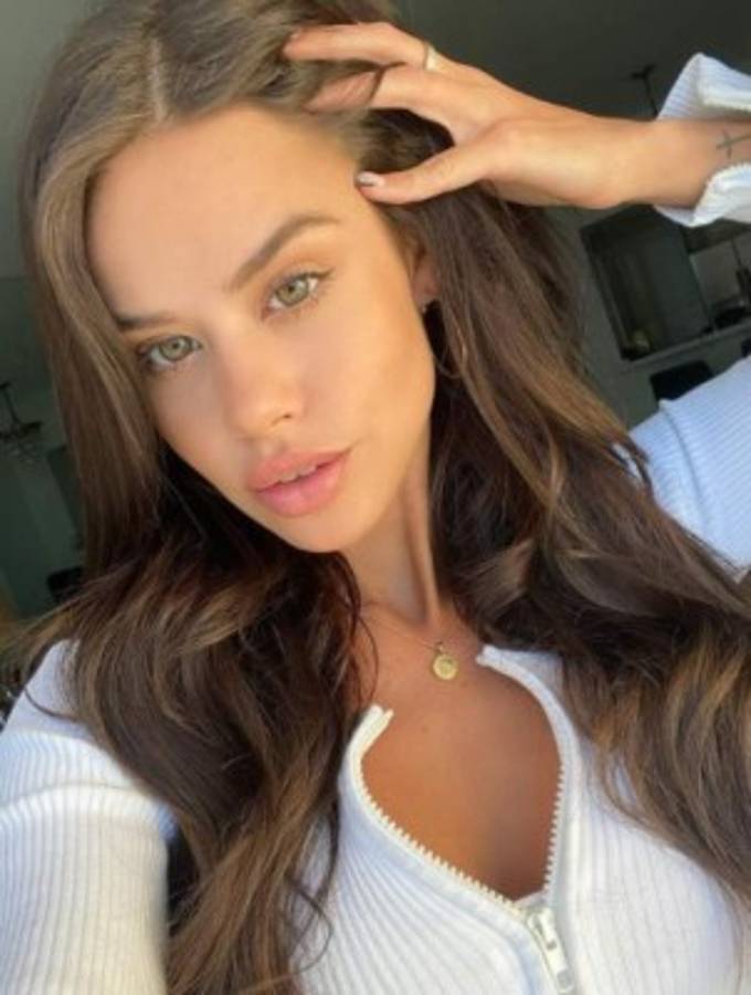 Identifican a la sexy mujer que fue captada 'in fraganti' con un ex del Liverpool: Es argentina y tiene novio