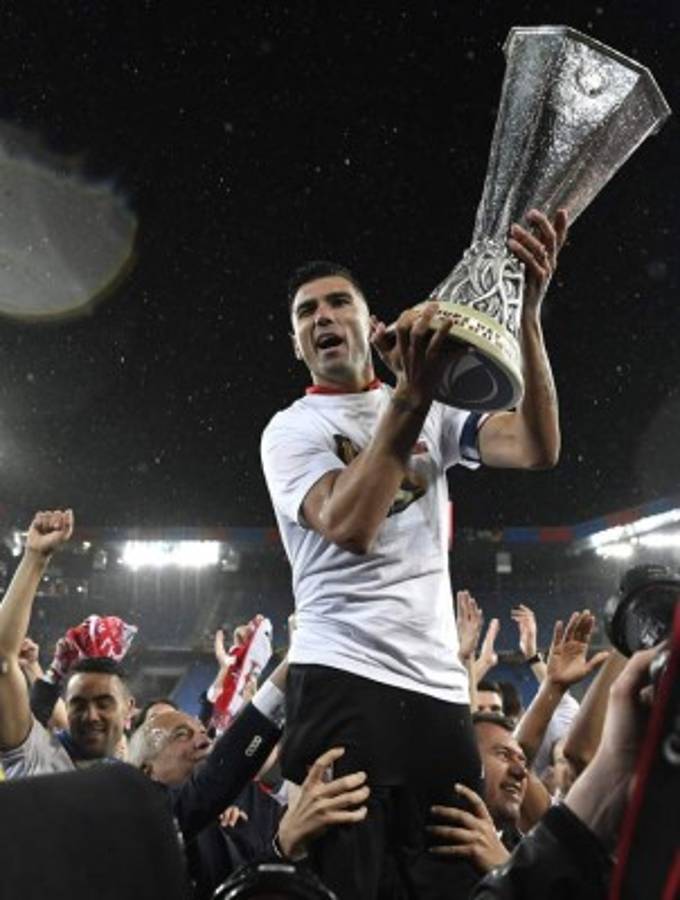 Locura de jugadores y aficionados del Sevilla por su título de Europa League