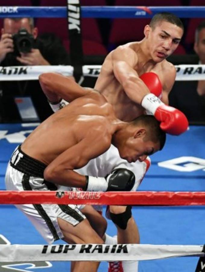 FOTOS: Así fue la paliza de Teofimo López a mexicano a Ishwar Siqueiros