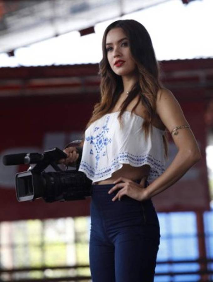 FOTOS: Ella es Sinea David, la chica de las noticias mas 'hot'