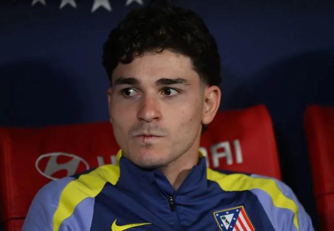 Fuera: los carteles que aparecieron en la sede del Atlético contra Julián