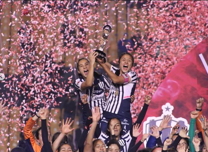 El beso de dos jugadoras tras el título de Monterrey en la Liga MX Femenil; una es futbolista del América