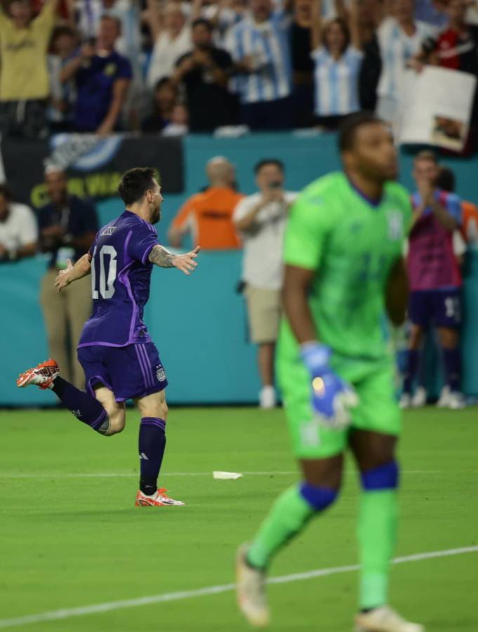 El futbolista de Honduras que intercambió camisa con Messi en el amistoso ante Argentina: se la pidió desde temprano