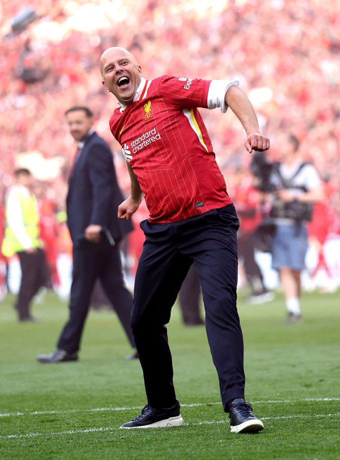 ¿Por qué no les dieron el título? Así festejó Liverpool la Premier League, el gesto de Slot con Jurgen Klopp y selfies de Salah