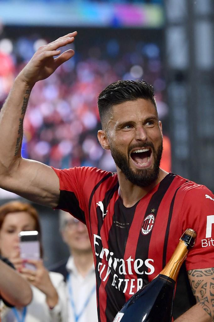 Fumándose un puro y bebiendo champagne: así fue Ibrahimovic a recoger su medalla de campeón en el festejo del AC Milan