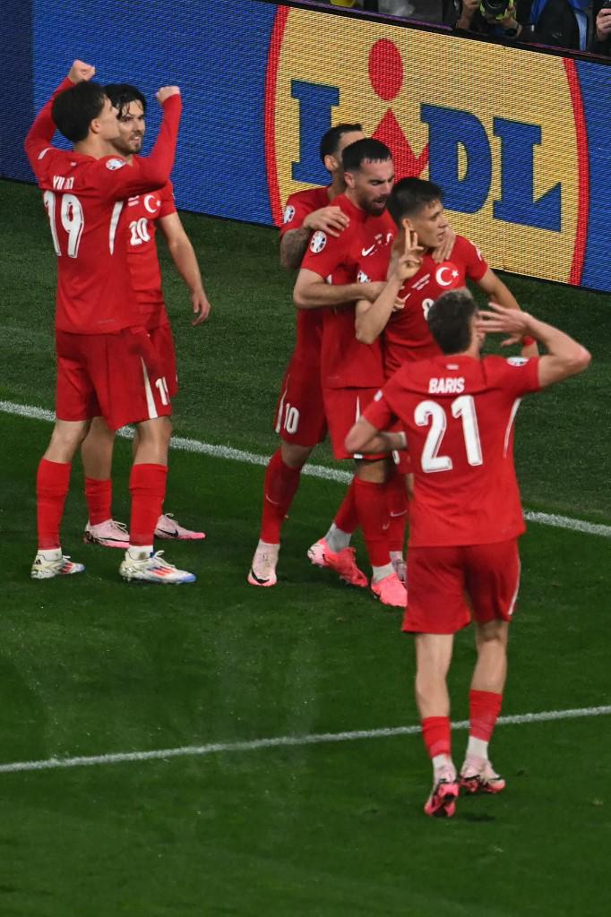 Arda Güler brilló en la Eurocopa y hermosas turcas montan una fiesta luego del triunfo ante Georgia